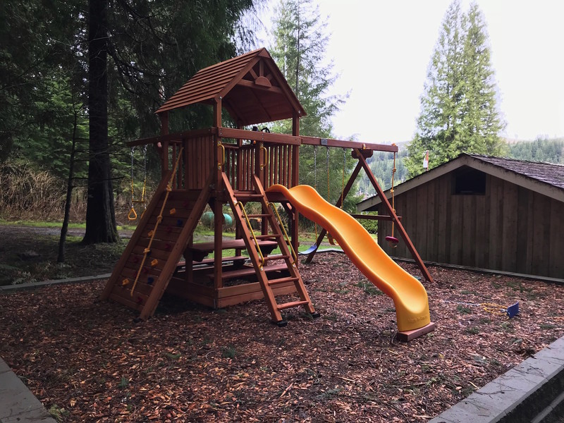 Rainbow Clubhouse Pkg II with Picnic Table & Wood Roof